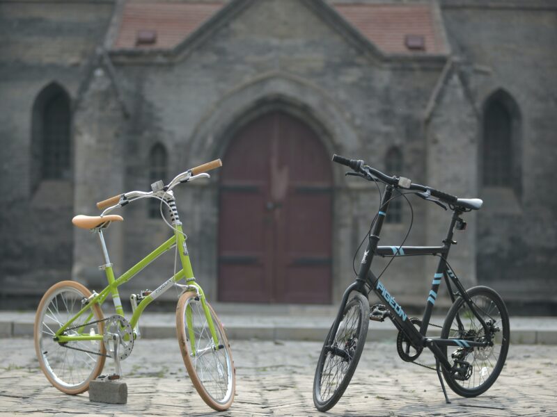 dwa rowery na placu